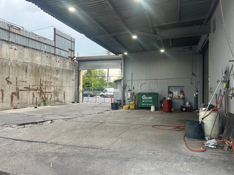 More Photos Of 252 Maspeth Ave, Brooklyn Land For Lease