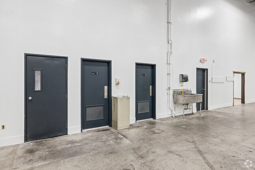 More Photos Of 600 Ryerson Rd, Lincoln Park Warehouse For Lease