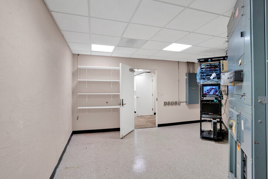 More Photos Of 780 Laurel St, San Carlos Bank For Lease