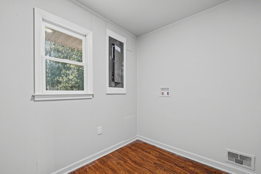 More Photos Of 2239 Scenic Dr, Snellville Office For Sale
