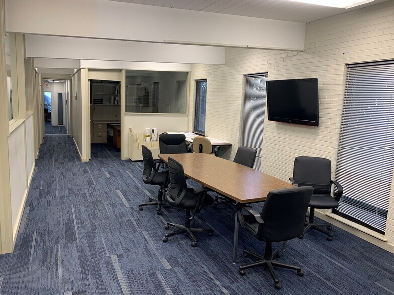 More Photos Of 121 Edinburgh Ct, Greenville Office For Sale