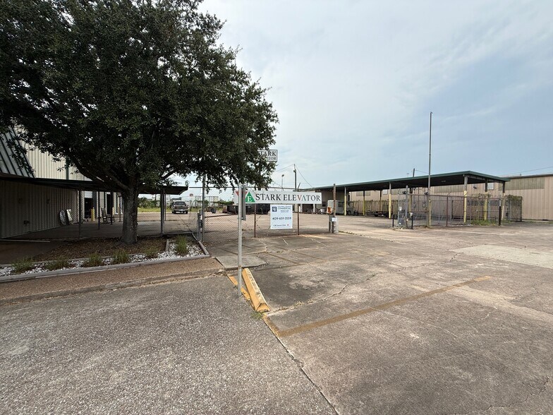 More Photos Of 1655 S 23rd St, Beaumont Service For Sale