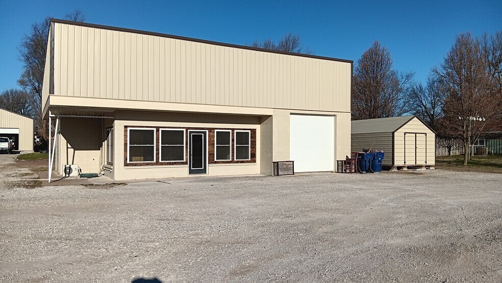 More Photos Of 215 S 14th St, Sarcoxie Showroom For Sale