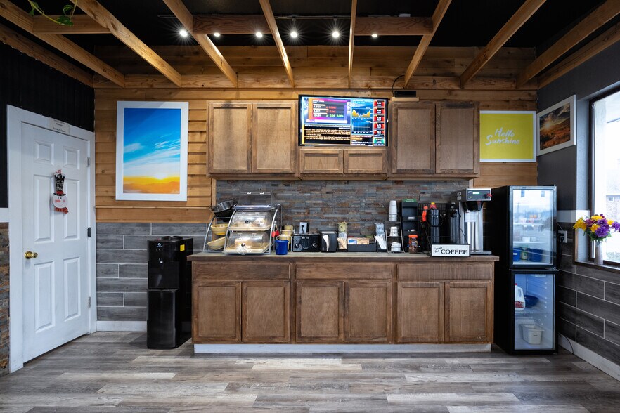 More Photos Of 577 W Monroe St, Burns Hotel For Sale