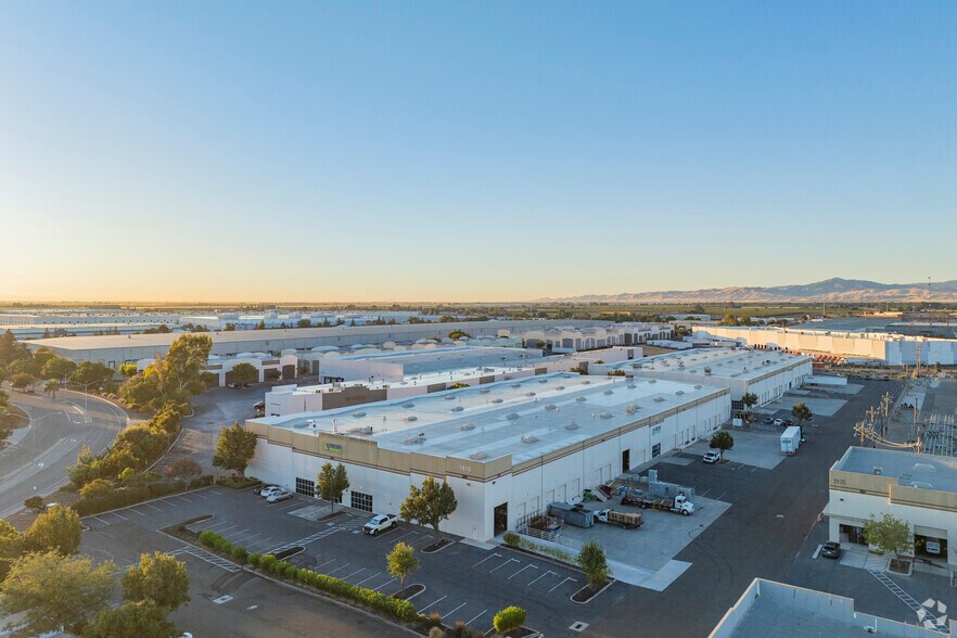 More Photos Of 1915 N MacArthur Dr, Tracy Distribution For Lease