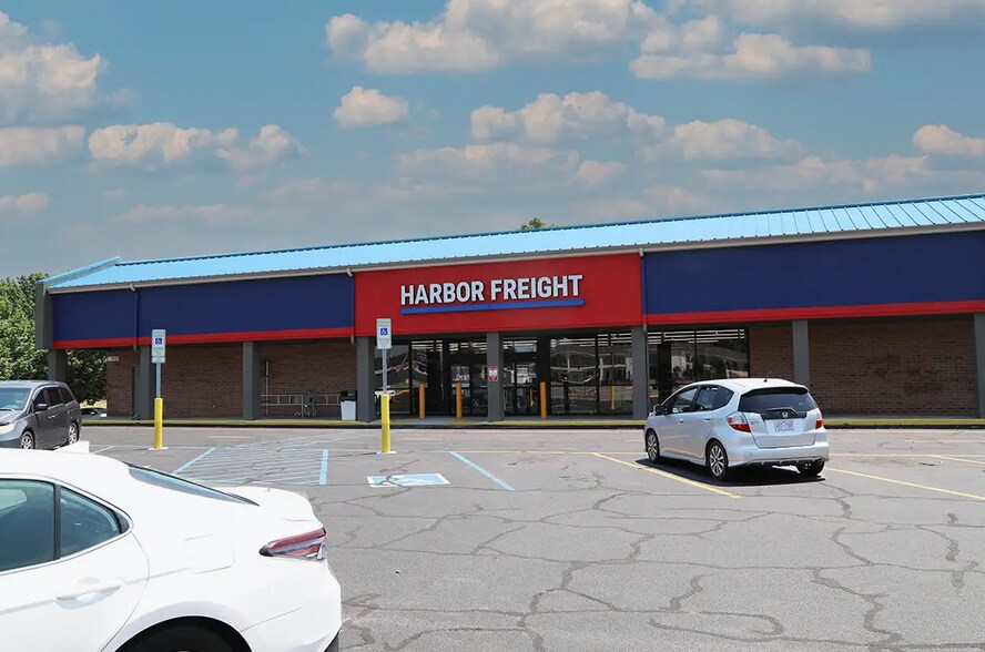 More Photos Of 245 Chatham Sq, Siler City Unknown For Lease