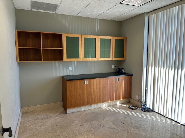 More Photos Of 167 Lambert St, Oxnard Warehouse For Lease