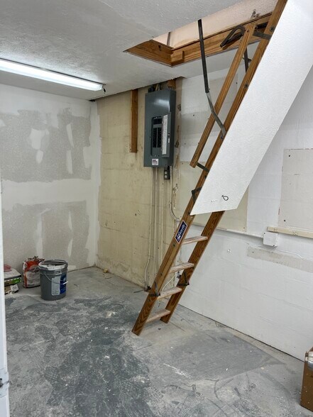 More Photos Of 448 E Venice Ave, Venice Freestanding For Lease