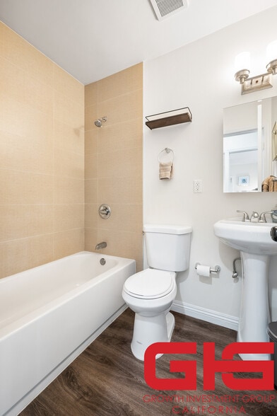 More Photos Of 31 N Parkwood Ave, Pasadena Apartments For Sale