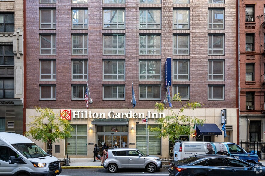 More Photos Of 326 W 37th St, New York Hotel For Lease