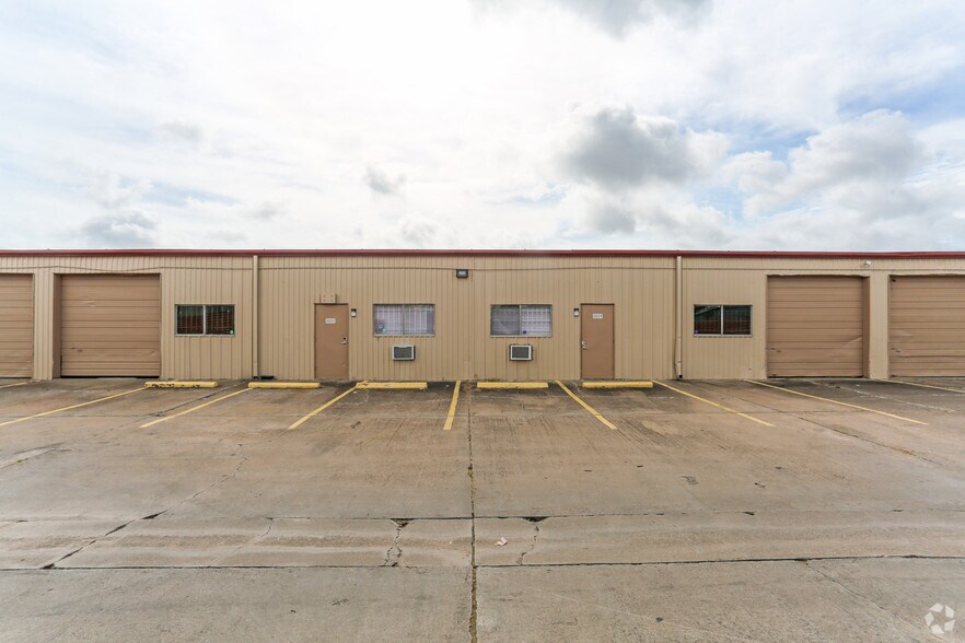 More Photos Of 9301-9307 Harwin Dr, Houston Warehouse For Lease