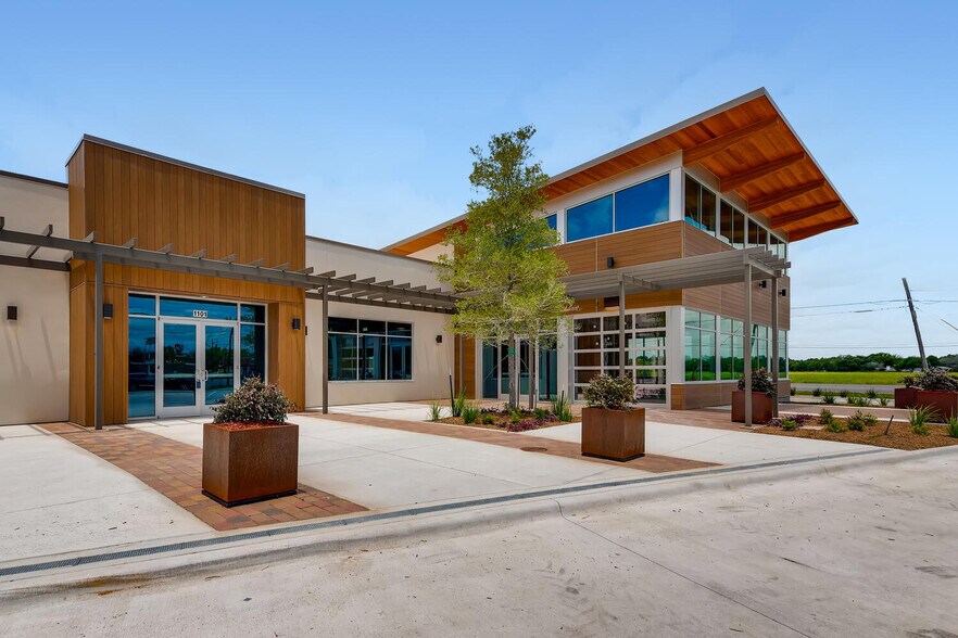 More Photos Of 1101 Main St, Lockhart Freestanding For Lease