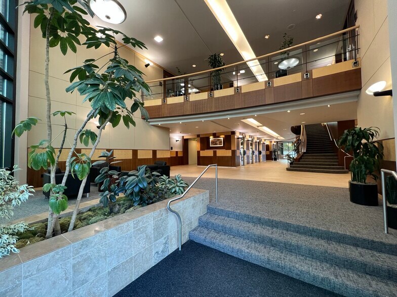 More Photos Of 2 Centerpointe Dr, Lake Oswego Office For Lease
