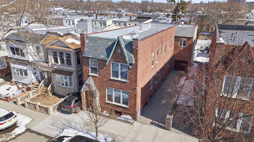 More Photos Of 7861 75th St, Glendale Multifamily For Sale