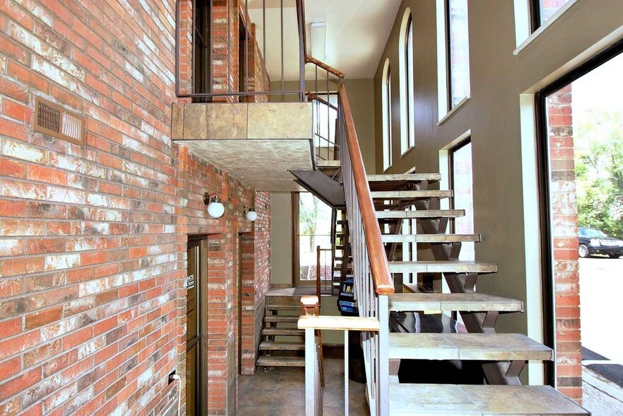 More Photos Of 2649 N Main St, Sunset Office For Sale