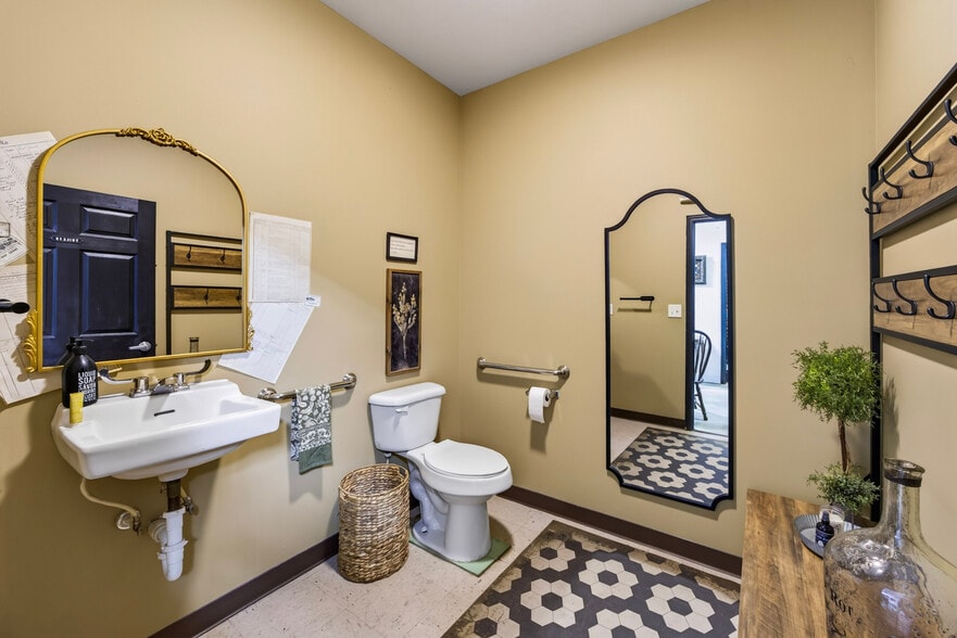 More Photos Of 107 W Commercial Ave, Monterey Office For Sale