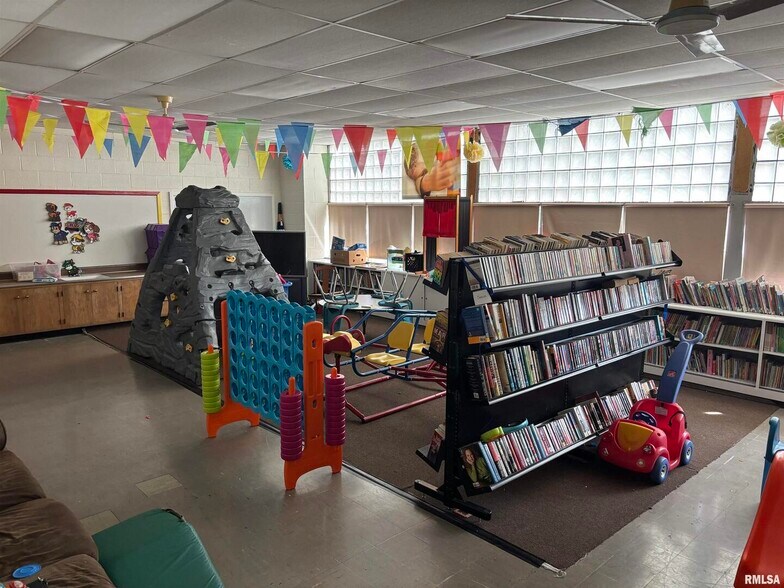 More Photos Of 1850 S Bluff Blvd, Clinton Schools For Sale