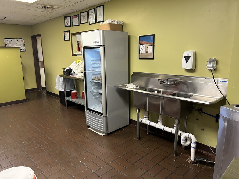 More Photos Of 4809 Parker St, Richmond Restaurant For Lease