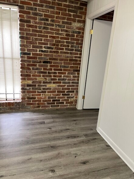 More Photos Of 2032 Wooddale Blvd, Baton Rouge Office For Lease