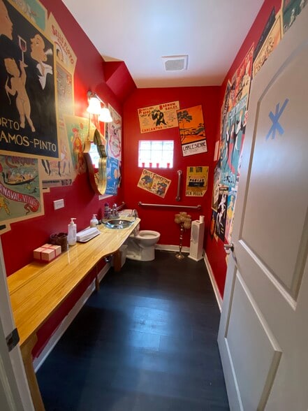 More Photos Of 72-76 N Broadway St, Des Plaines Light Distribution For Sale