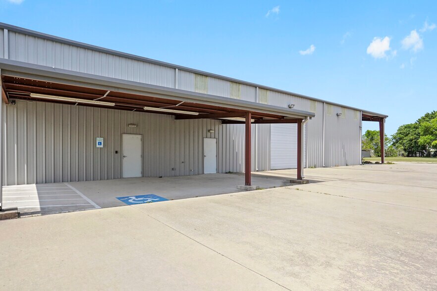 More Photos Of 8904 Taub Rd, Houston Manufacturing For Lease