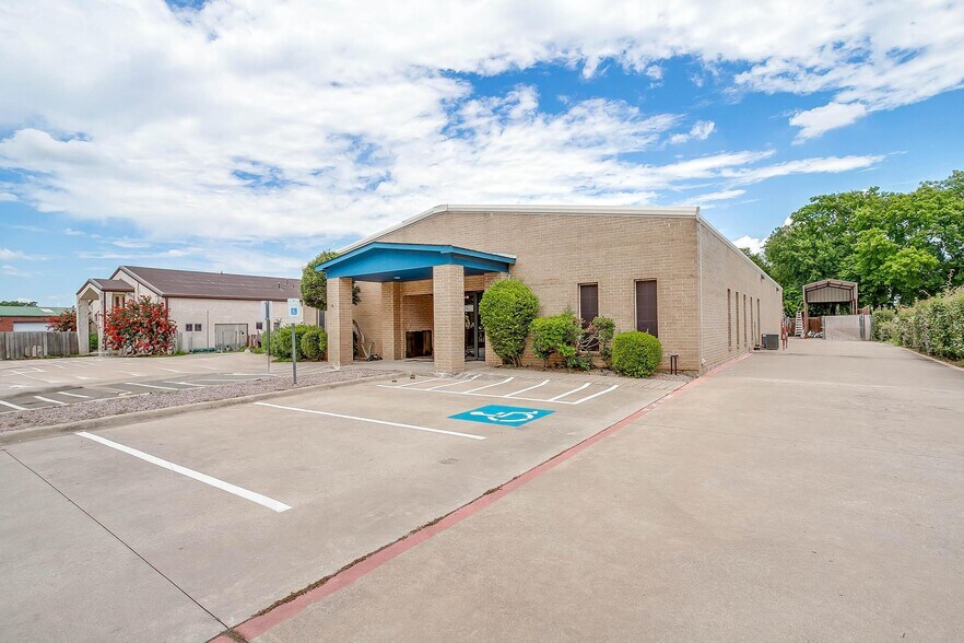 More Photos Of 110 Gotcher Ave, Lake Dallas Warehouse For Sale