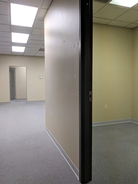 More Photos Of 901 W Main St, El Paso Office For Sale