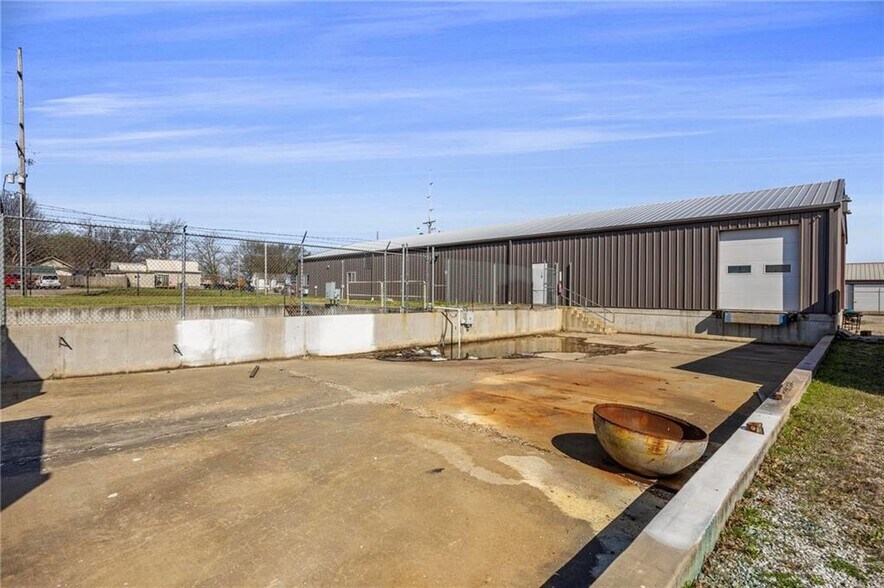 More Photos Of 305 S Joplin St, Pittsburg Warehouse For Sale
