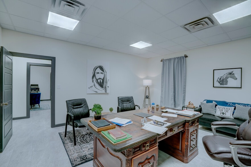 More Photos Of 300 Santa Fe Trl, Duncanville Freestanding For Sale