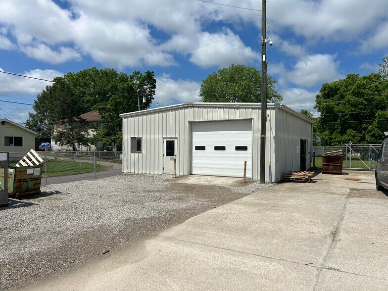 More Photos Of 555 29th St W, Charleston Service For Lease