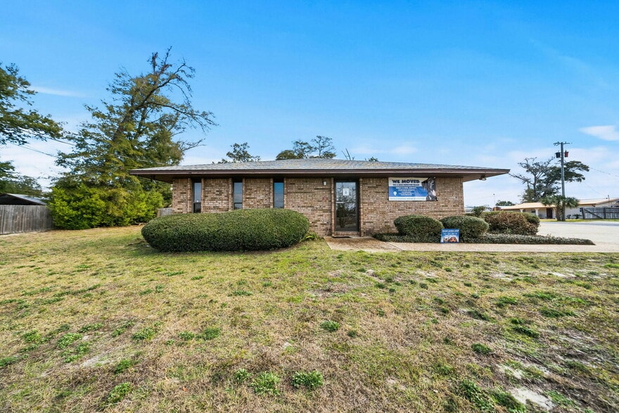 More Photos Of 4740 Highway 389, Lynn Haven Veterinarian Kennel For Sale