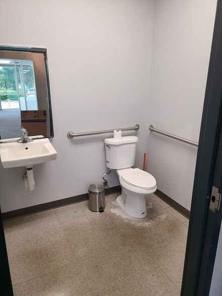 More Photos Of 7575 Kingspointe Pky, Orlando Showroom For Lease