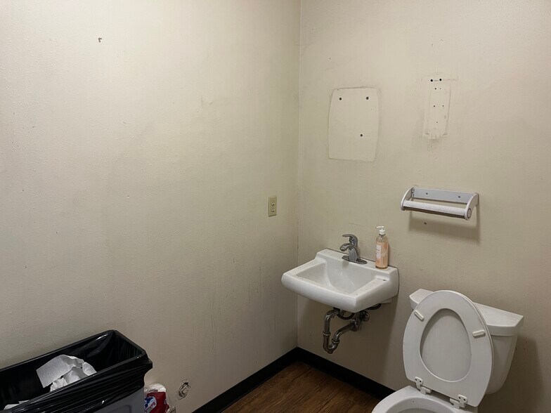 More Photos Of 2610 S Raritan Cir, Englewood Industrial For Sale
