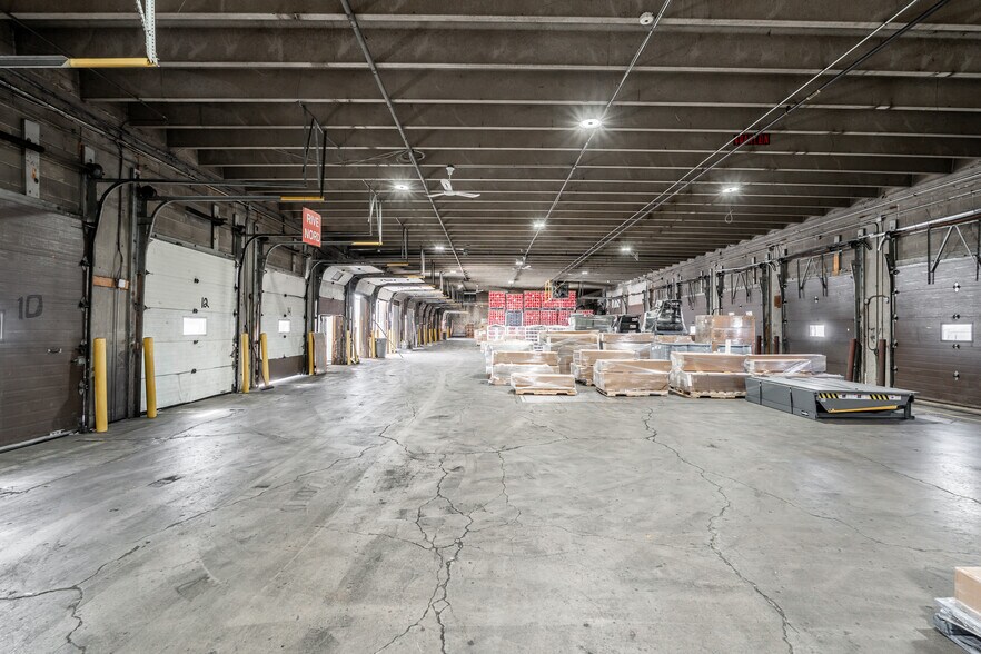 More Photos Of 700 Montée de Liesse, Montréal Distribution For Sale