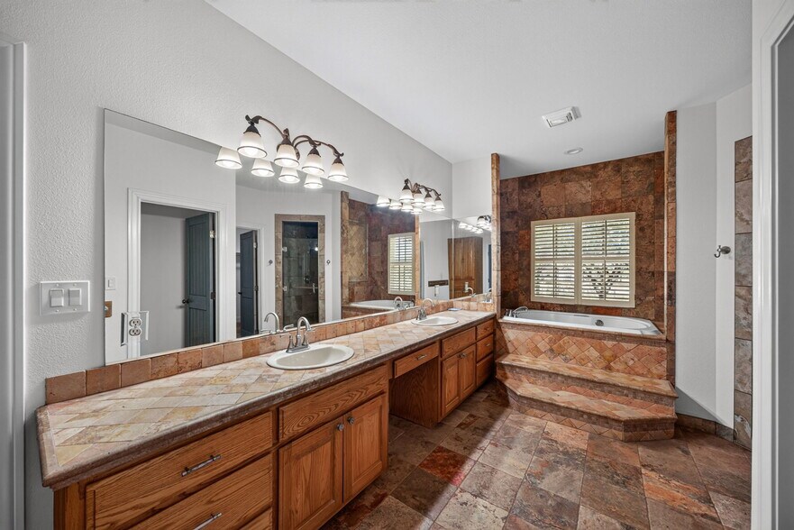 More Photos Of 2234 Highway 90 w, Castroville Flex For Sale