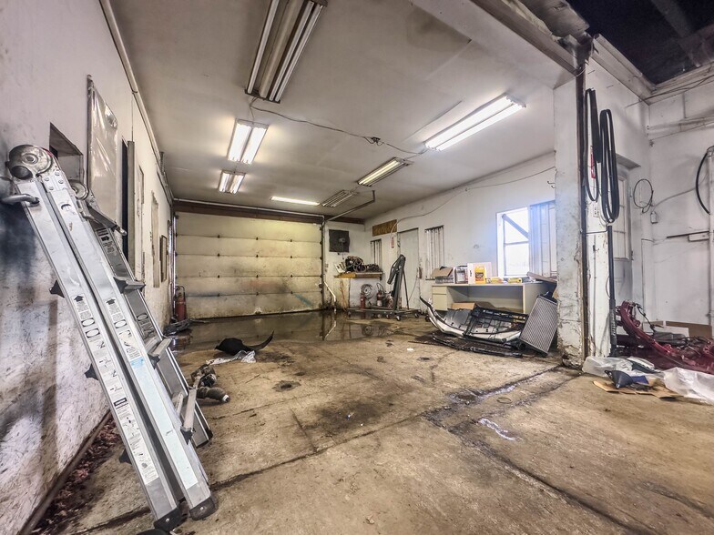 More Photos Of 7030 Gratiot Ave, Saint Clair Service For Lease