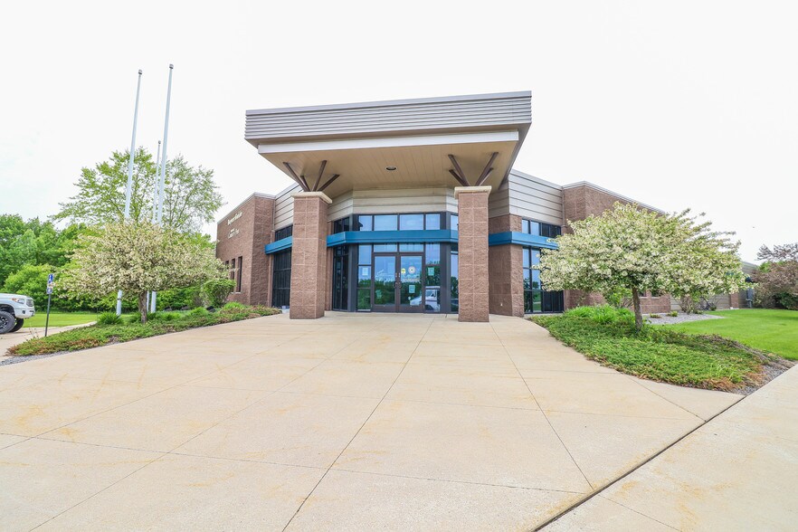More Photos Of 1990 Godfrey Dr, Waupaca Office For Sale