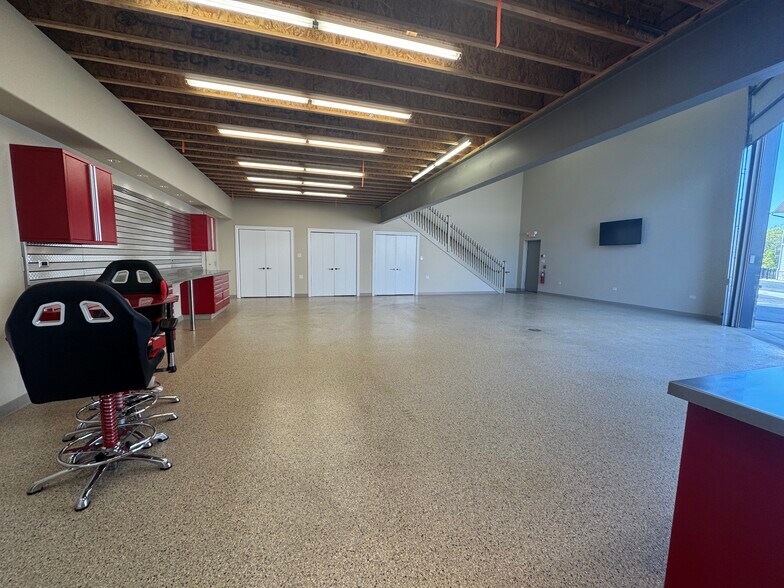 More Photos Of 2256 Ferry Rd, Naperville Flex For Sale