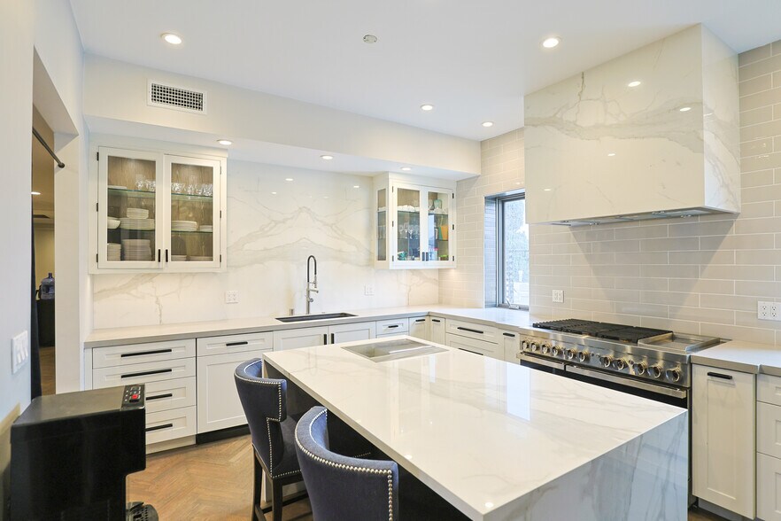 More Photos Of 908-910 N La Cienega Blvd, Los Angeles Storefront Retail Office For Sale