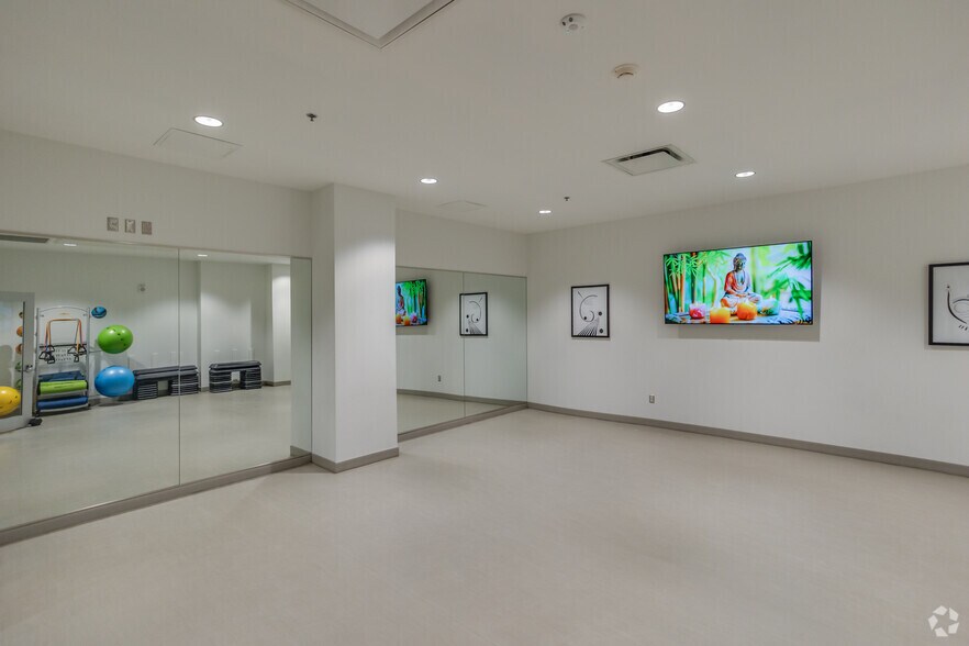 More Photos Of 233 Kennedy St, Winnipeg Apartments For Lease