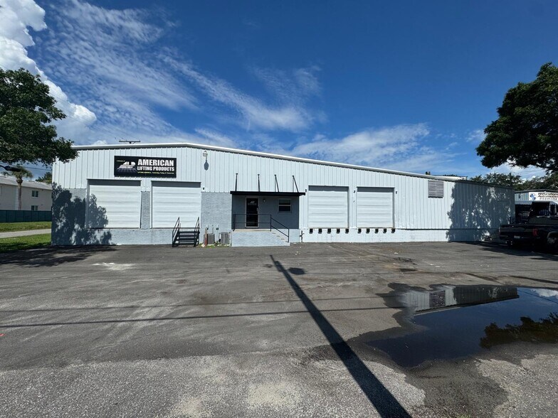 More Photos Of 5007 S Westshore Blvd, Tampa Warehouse For Sale