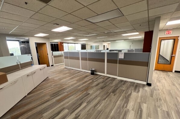 More Photos Of 9485 Regency Square Blvd, Jacksonville Office For Lease
