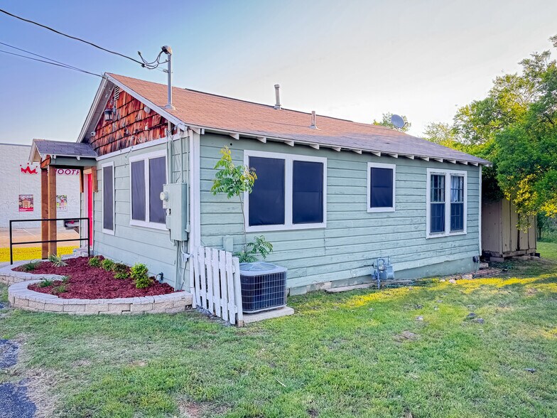 More Photos Of 1419 S Main St, Weatherford Storefront Retail Office For Sale