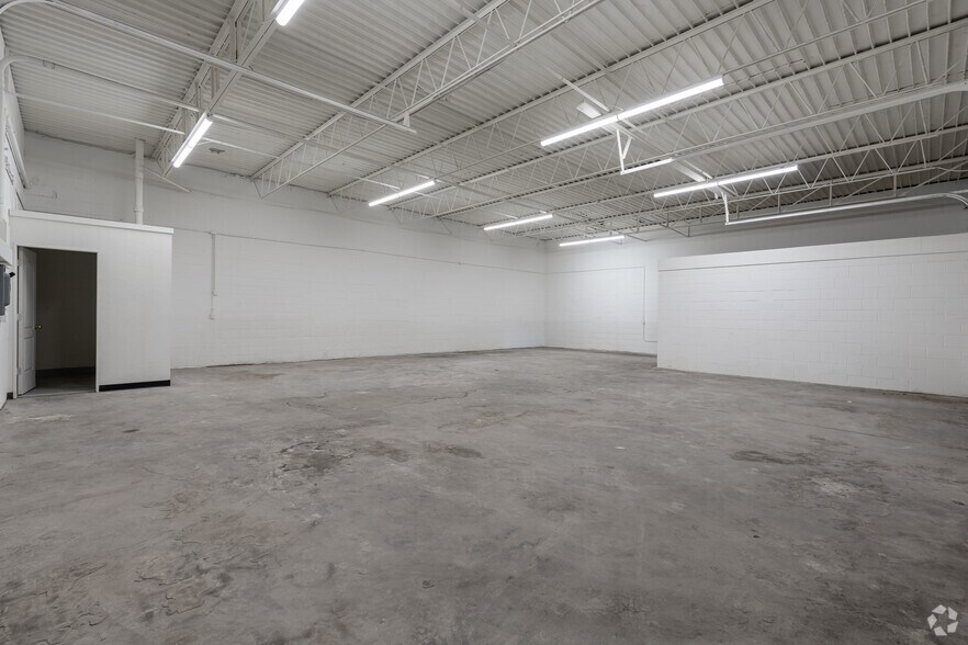 More Photos Of 2463-2517 S Riverside Dr, Fort Worth Manufacturing For Lease