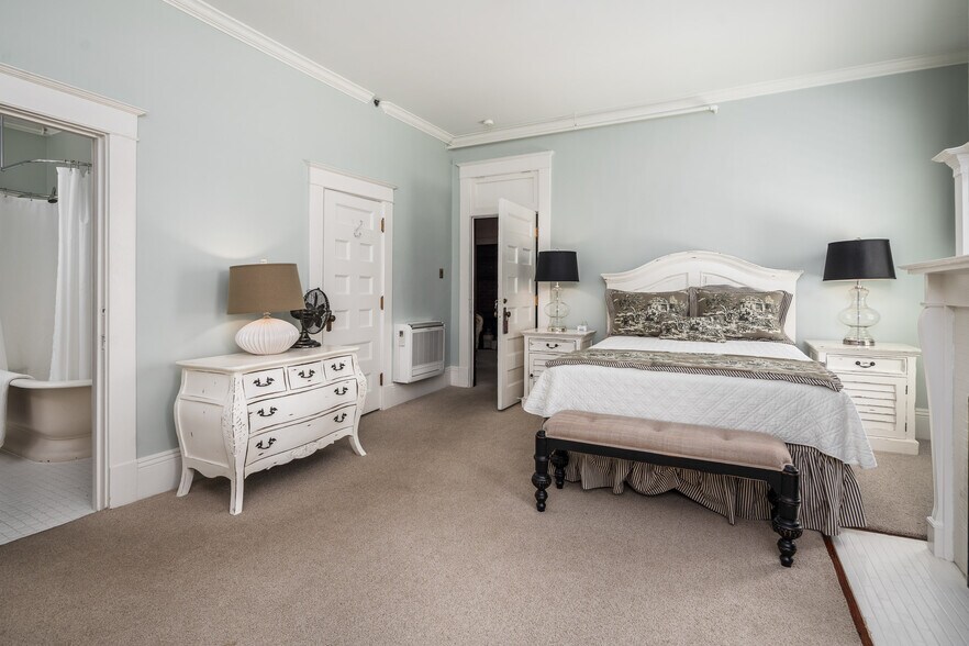 More Photos Of 738 E Main St, Belhaven Hotel For Sale