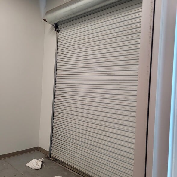 More Photos Of 7751 Kingspointe Pky, Orlando Light Distribution For Lease
