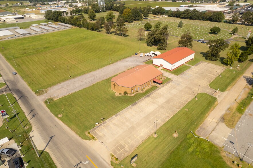 More Photos Of 951 S Kingshighway St, Sikeston Office For Sale