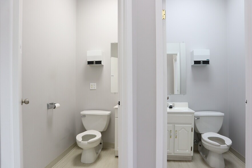 More Photos Of 2120 Eglinton Ave W, Toronto Office For Lease