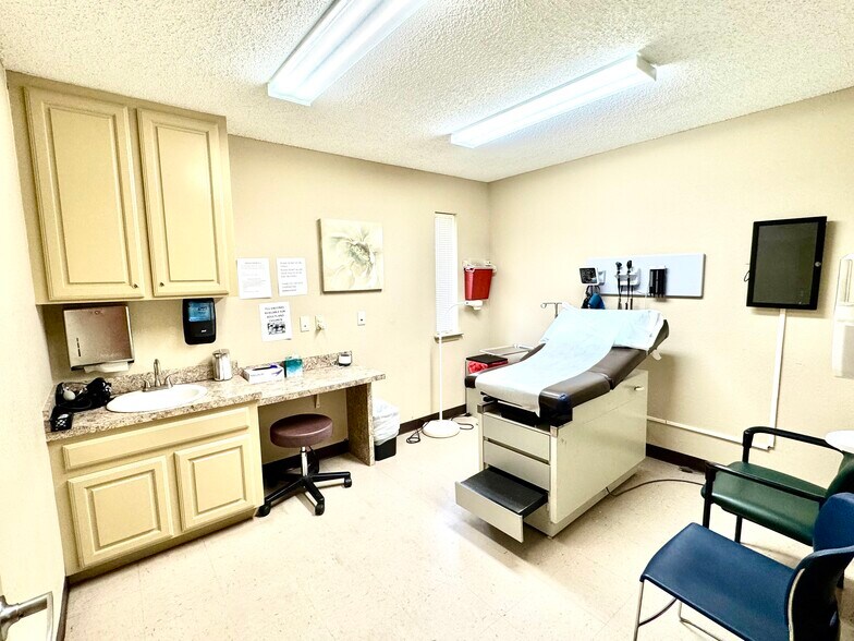 More Photos Of 101 Anthony Dr, Teague Medical For Sale