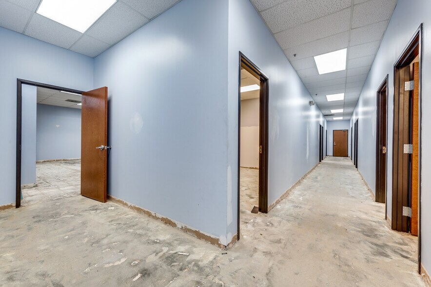More Photos Of 1000 W Crosby Rd, Carrollton Warehouse For Lease